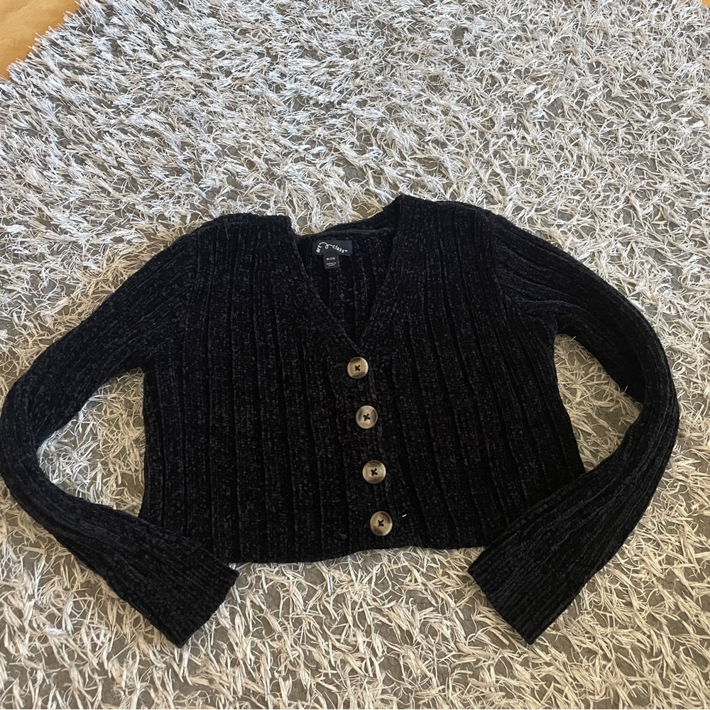 Art class super cropped black sweater, buttons can be opened